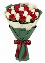 Букет Микс из красных и белых роз в Новой Таволжанке