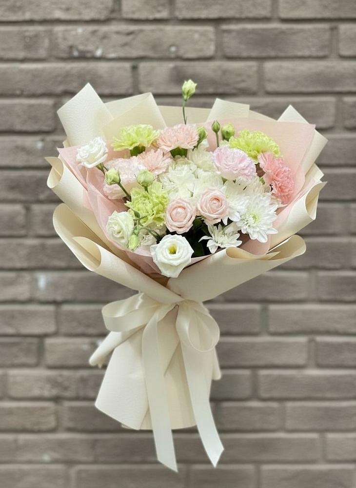 Букет цветов из: Гвоздики, Розы, Лизиантусы и Хризантемы в Новой Таволжанке