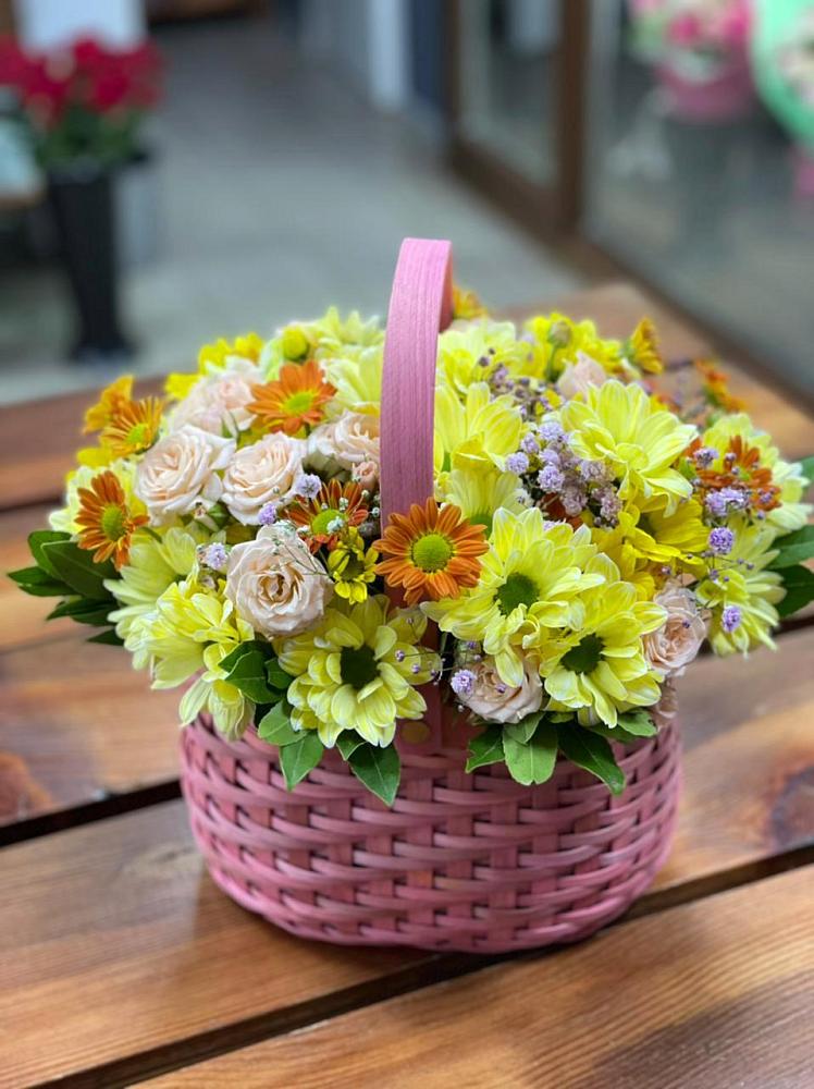 Цветочная композиция из Хризантемы и Розы в корзине в Новой Таволжанке