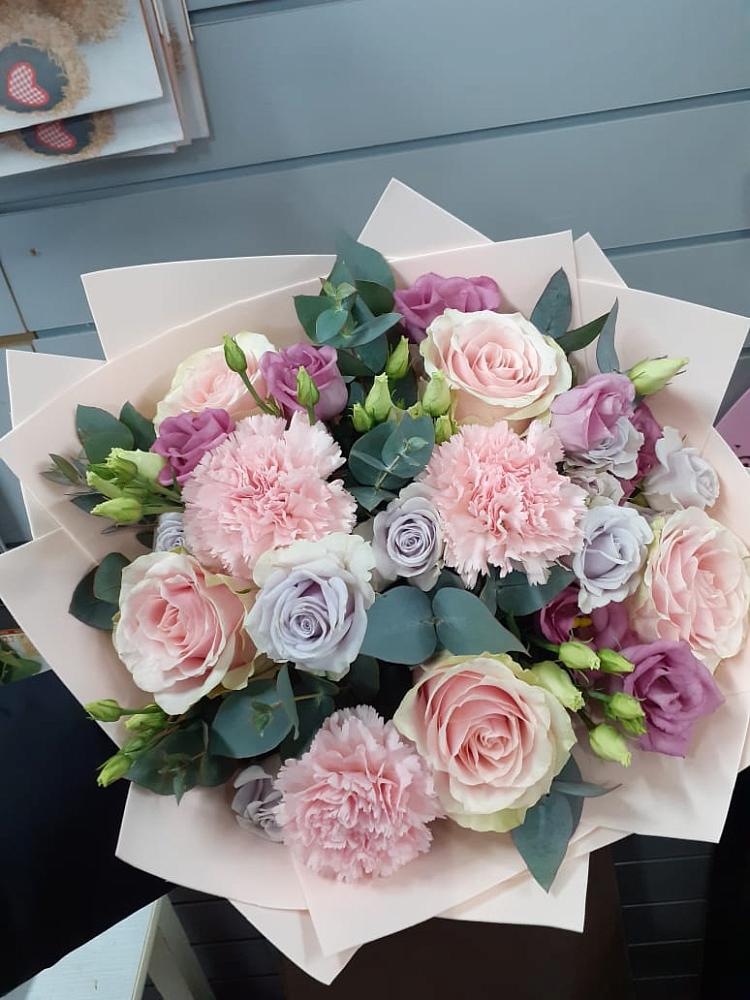 Букет цветов из: Розы, Гвоздики и Лизиантусы в Новой Таволжанке