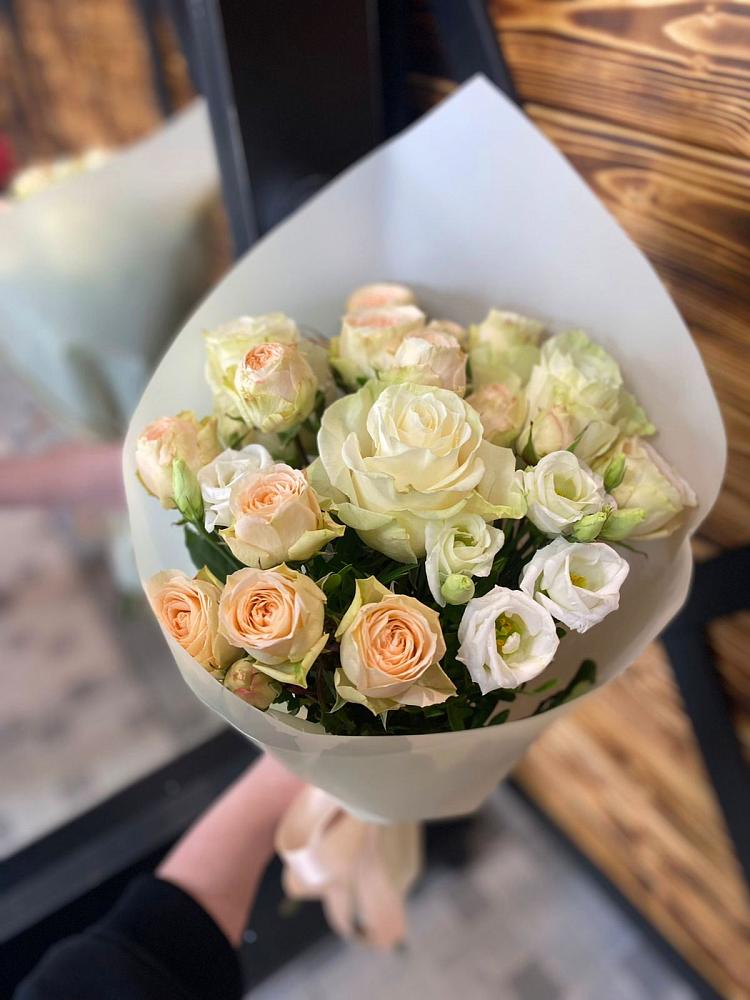 Букет цветов из: Розы и Лизиантусы в Новой Таволжанке